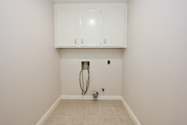 Building Photo - 3015 Green Fields Dr