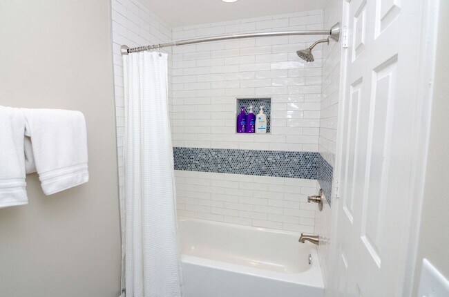 Building Photo - Stunning remodeled home in Franklin with a garage