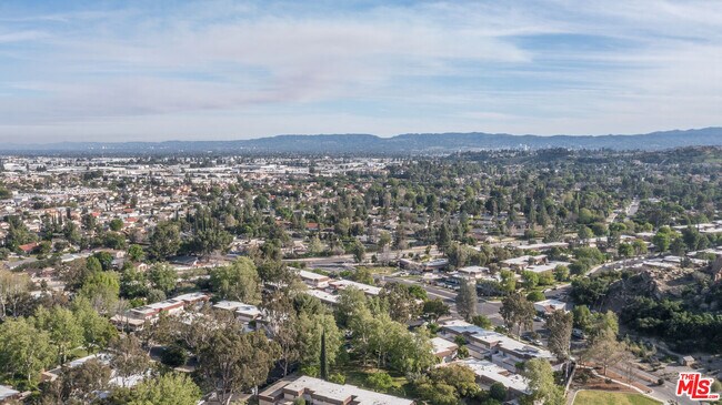 Building Photo - 10415 Larwin Ave