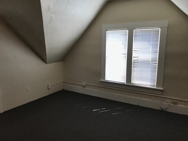 Building Photo - 2 Bedroom 1 bath near UO