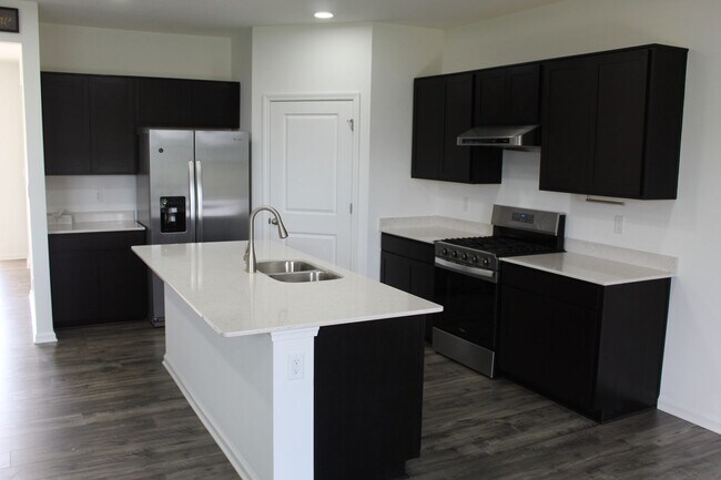 Building Photo - Beautiful 5 BR in Danville!