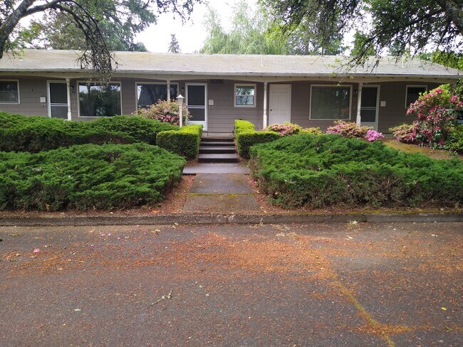 Building Photo - 320 Wilson St S