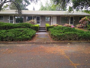 Building Photo - 320 Wilson St S