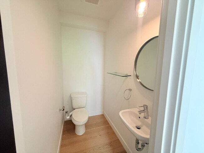 Building Photo - North Capitol Hill Townhome