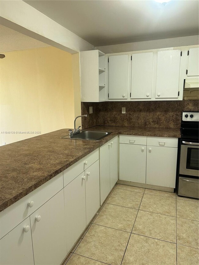 Building Photo - 9143 SW 77th Ave