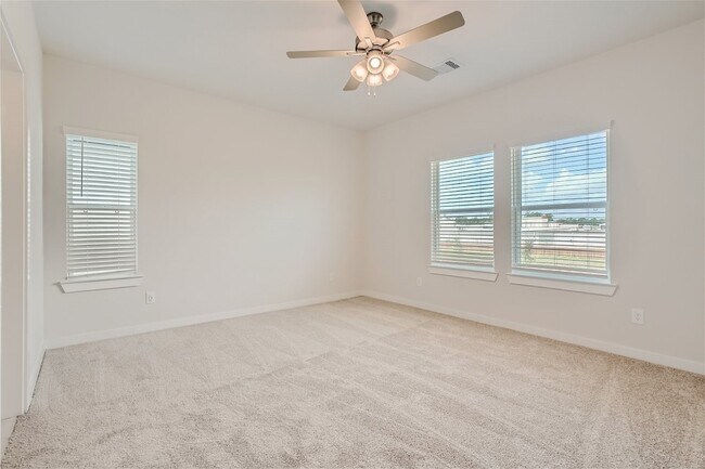 Building Photo - 33110 Willow Hts Ln