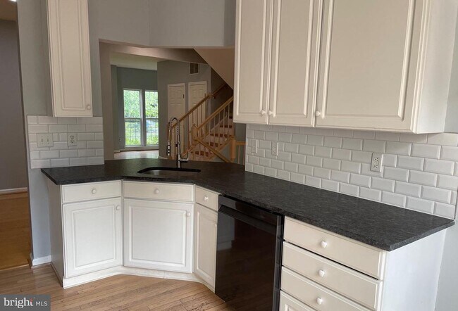 Building Photo - 30 Bridle Ct