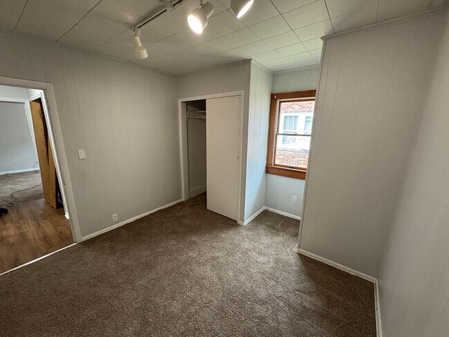 Building Photo - Newly renovated Tulip street