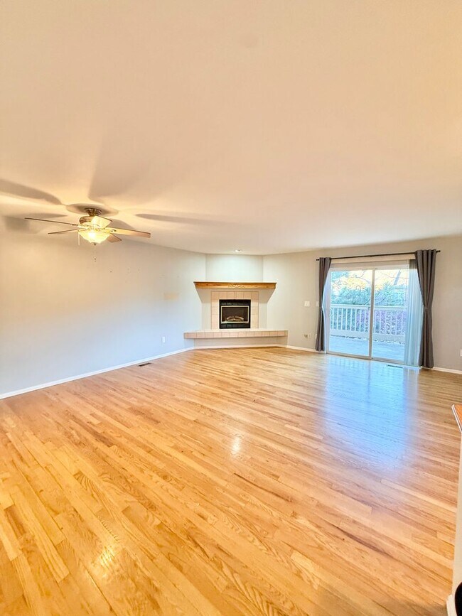 Building Photo - End- unit townhome on Hamlet!