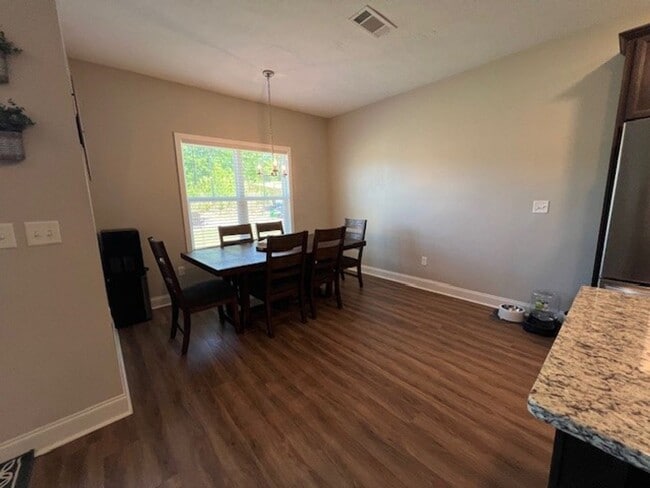 Building Photo - 4 Bedroom, 2.5 Bath Right off Exit 175