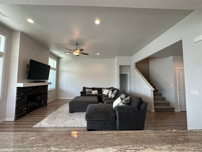 Building Photo - 3 bedroom, 2.5 bath with bonus room in Wes...