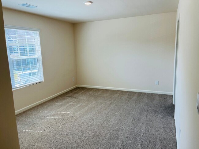 Building Photo - WOW! 5 bedrooms, 4.5 baths with a guest be...