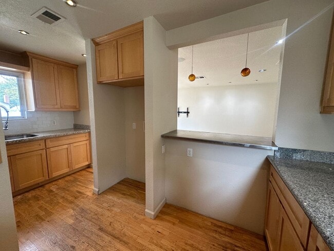 Building Photo - 3 Bedroom 2 Bathroom Home with Pool