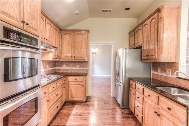 Building Photo - Spacious 3 Bed- 2 Bath in the Exclusive Private Riverwood Addition- SW Fort Worth- 76116