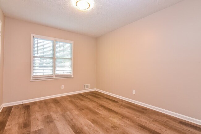 Building Photo - 1569 Cherry Hill Ln SW