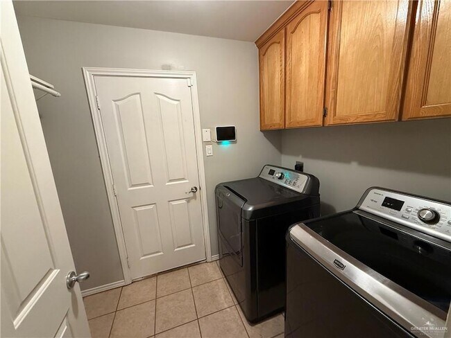 Building Photo - 3836 Frontier Dr