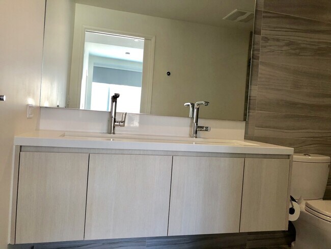 Building Photo - Very Unique Spacious Two Bedroom - Two bat...