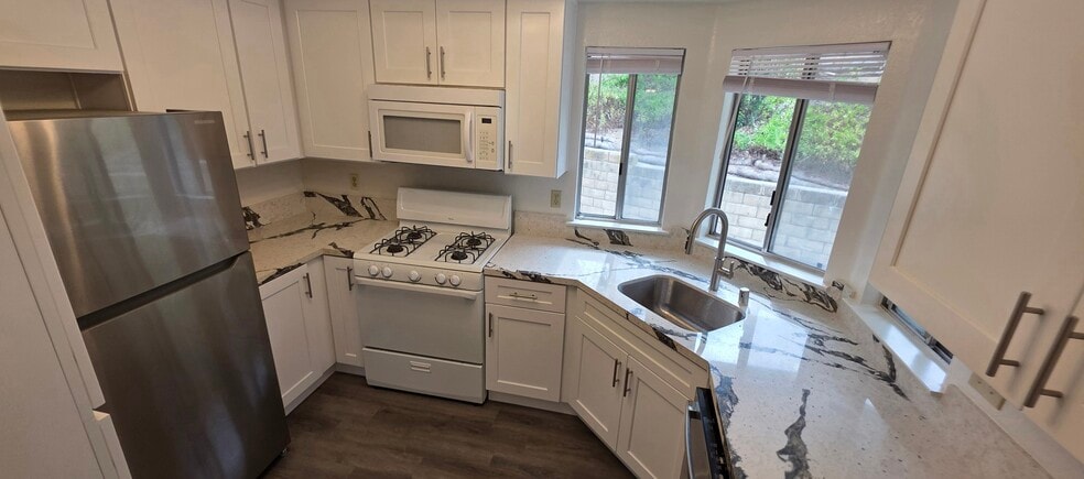 Newly renovated kitchen - 12022 Calle De Montana