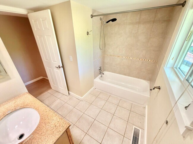 Building Photo - Spacious 4BD/3BA Bellevue Home with Private Backyard & Garage