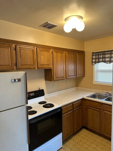 Building Photo - 363 6th Ave SW