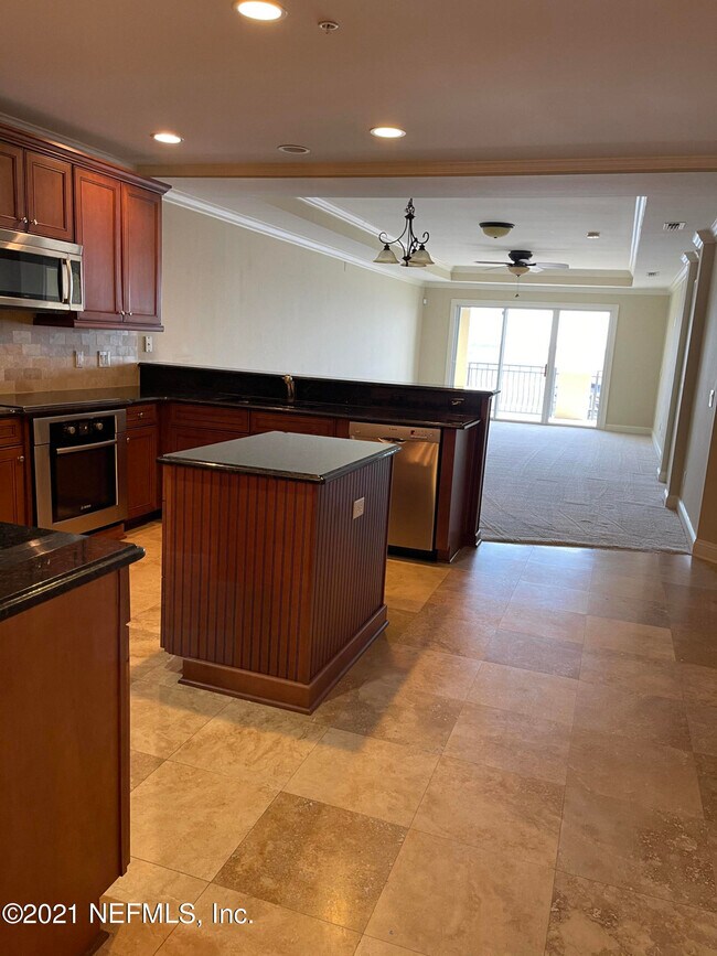 Building Photo - 120 Bay St