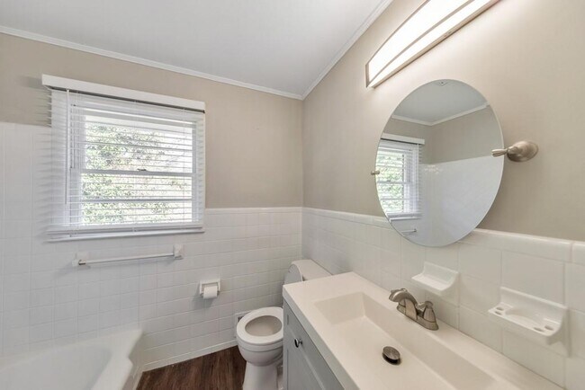 Building Photo - 909 Rosedale Dr