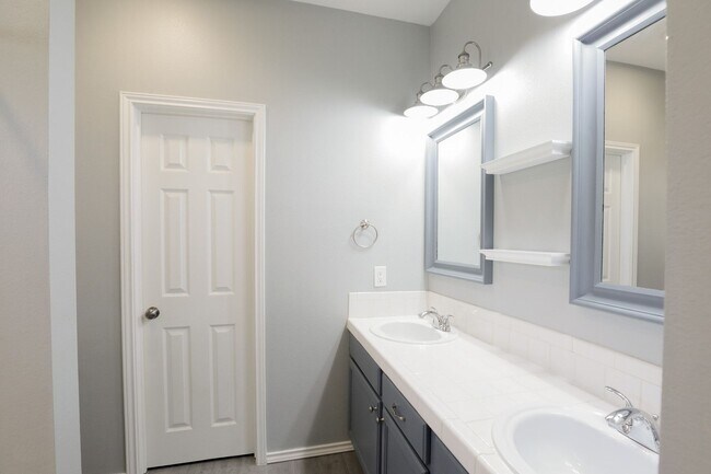 Building Photo - Inviting 4/BR 2/BA Home with Open Layout and Natural Light