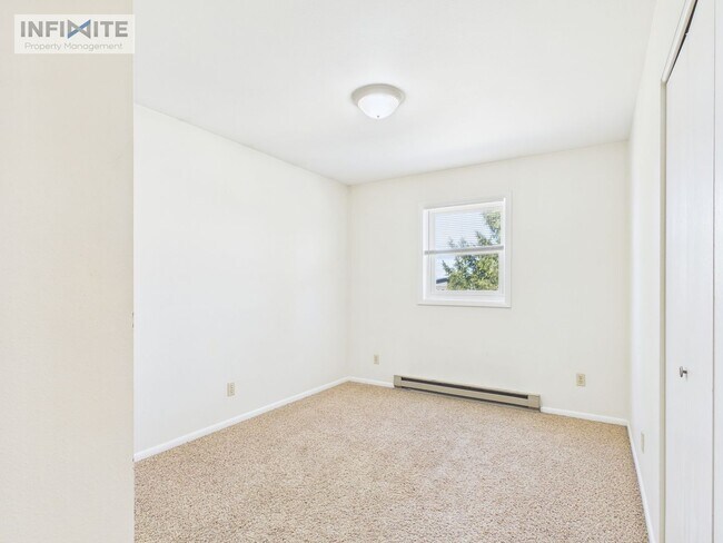 Building Photo - 3 Bedroom off East Valley Center!