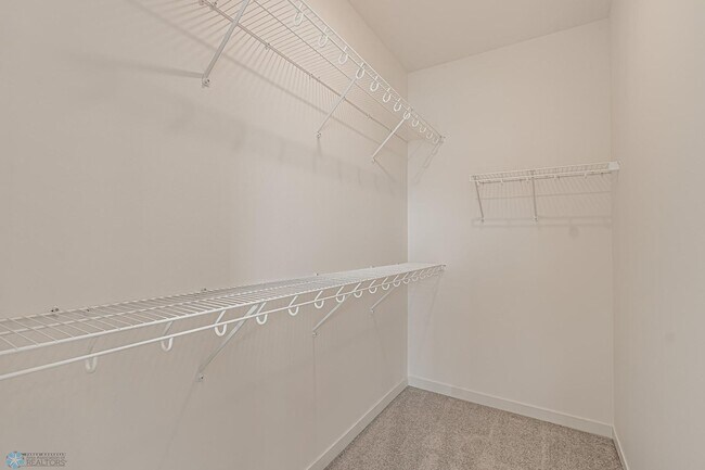 Building Photo - 4 bedroom 2 bathroom house