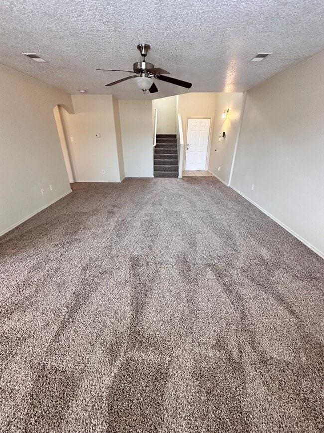Building Photo - 3 bed 2.5 Bath in Huning Ranch