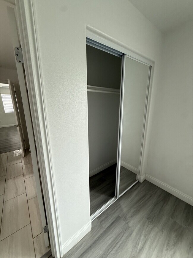 Building Photo - New Gas Range & Refrigerator.  Spacious rooms, private yard and RV parking.  Must see - Won't las...