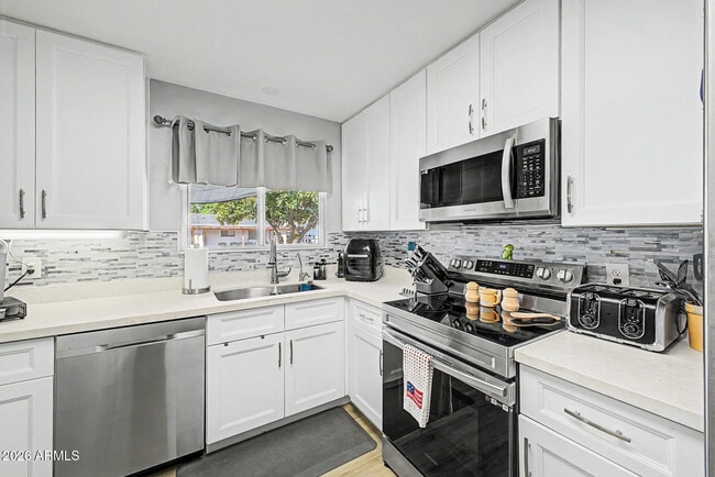Building Photo - 410 N 56th Pl