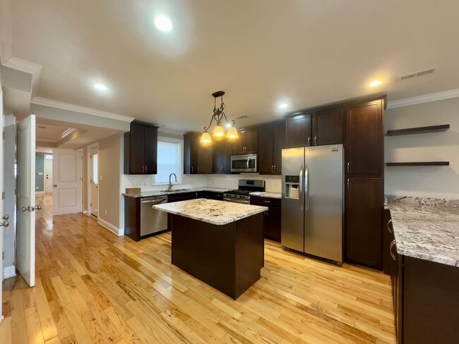 Building Photo - Charming 3 Bedroom/2.5 Bathroom Duplex in Hampden!