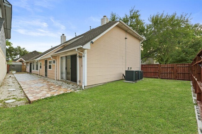 Building Photo - 13051 Meadowline Dr