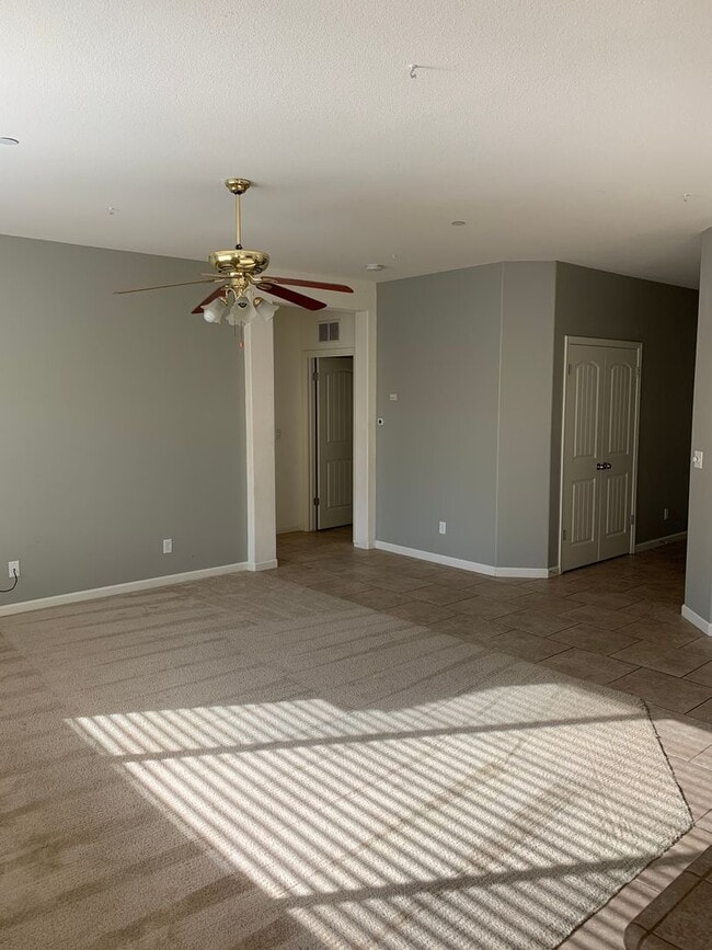 Building Photo - 4 Bedroom 2 Bath Home