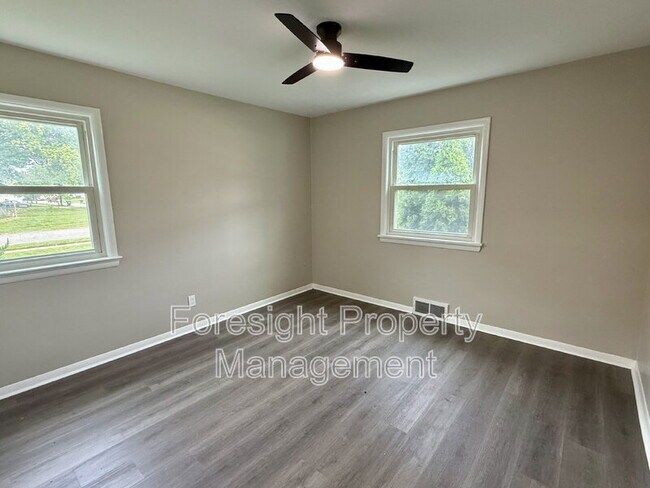 Building Photo - 654 E 240th St