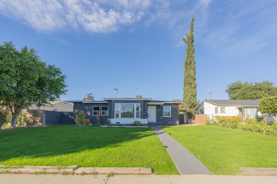 Building Photo - 14947 Chatsworth St