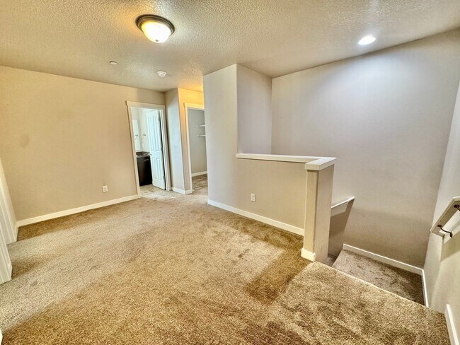 Building Photo - Ask about free rent... Nearly New, wonderf...