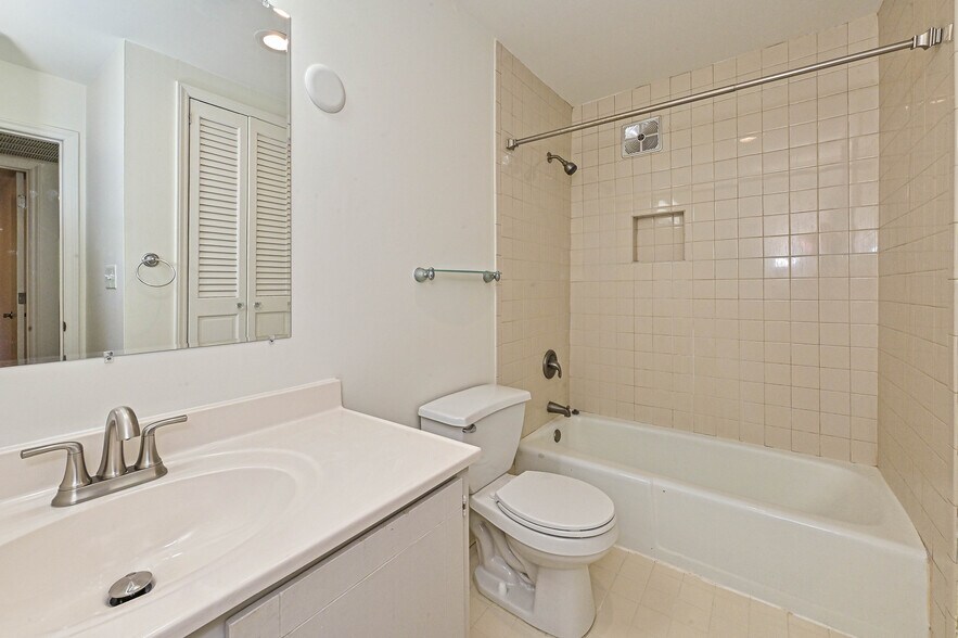 Building Photo - 1323 Queens Rd