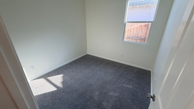 Building Photo - 5 Bed/ 2 Bath AVAILABLE NOW!