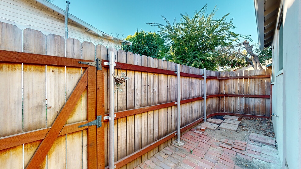 Dining Room Side Yard - 587 Prescott St