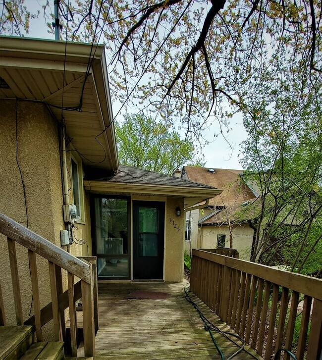 Building Photo - Updated 4 BR / 3 BA SFH w/ Hdwd Flrs, Sunny Porch, 2-car Garage in Robbinsdale!