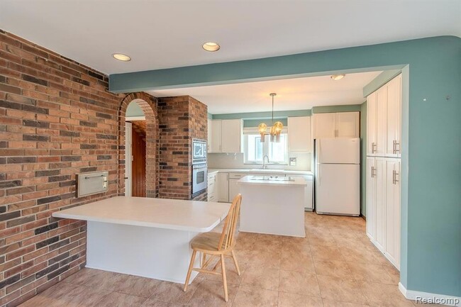 Building Photo - 613 E Lincoln Ave