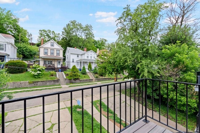 Building Photo - Ready for mid-May, don't miss this SPACIOUS 2-bedroom in the heart of Crafton!