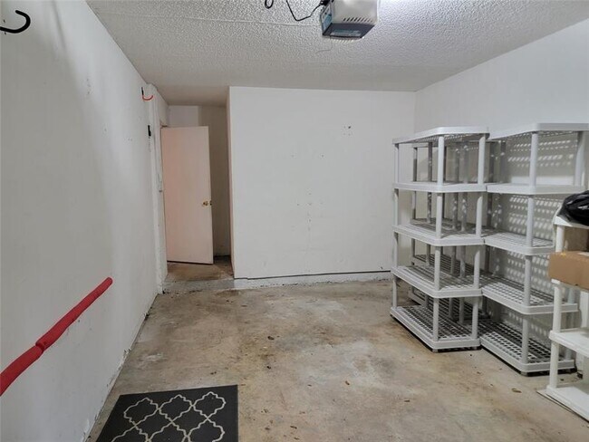 Building Photo - 1800 NE 39th Ct