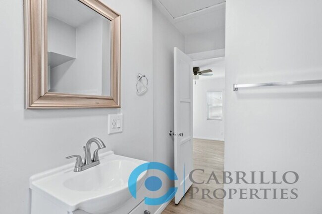Building Photo - 4853 Mansfield St