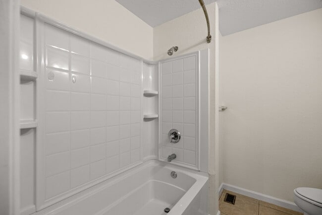 Building Photo - 2BR Townhome in Wynchase | Dual Suites + Screened Lanai