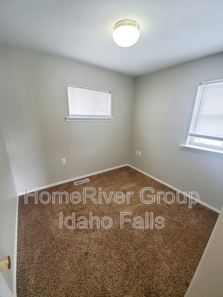 Building Photo - 3771 E 500 N