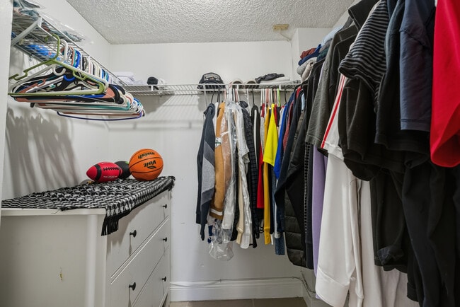 Building Photo - 17011 N Bay Rd