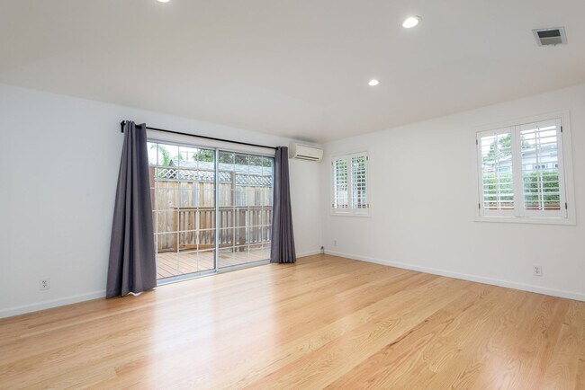 Building Photo - Los Altos 4bd/2.5bth Ranch Home on University Ave.